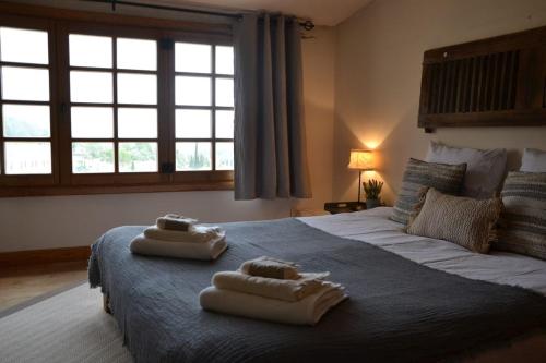 - une chambre avec 2 serviettes sur un lit et une fenêtre dans l'établissement Appartement Le Grenadier, à Cotignac