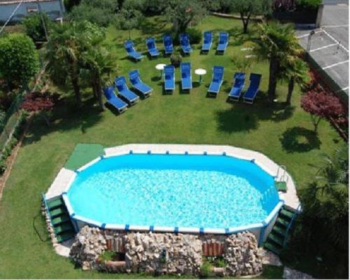 - une vue aérienne sur la piscine entourée de chaises bleues dans l'établissement Hotel St. Antony, à Bardolino