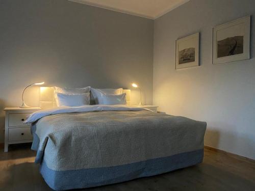 um quarto com uma cama grande e 2 candeeiros em Spacious studio em Knokke-Heist