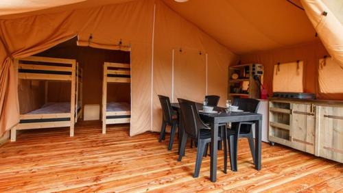 Prostor za ručavanje u luksuznom šatoru