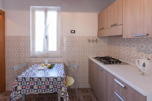 una pequeña cocina con mesa y ventana en L'ORIZZONTE, en Riomaggiore