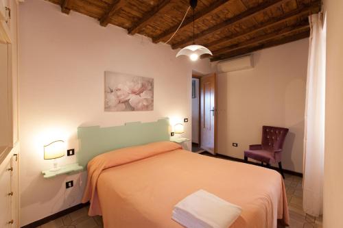 1 dormitorio con 1 cama y 1 silla en L'ORIZZONTE, en Riomaggiore