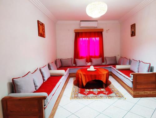 uma sala de estar com um sofá e uma mesa em Appartement Afgo Ouarzazate em Uarzazate