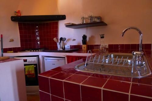 ベヘール・デ・ラ・フロンテーラにあるFinca Higueronのキッチン(シンク、赤いタイル張りのカウンター付)