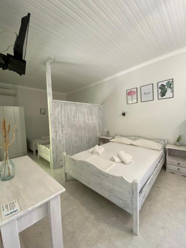 Postel nebo postele na pokoji v ubytování Faros Studios