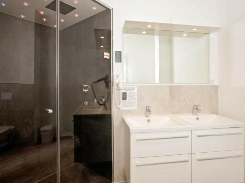 y baño con lavabo blanco y ducha. en Two-Bedroom Holiday home in Wendtorf 23, en Wendtorf