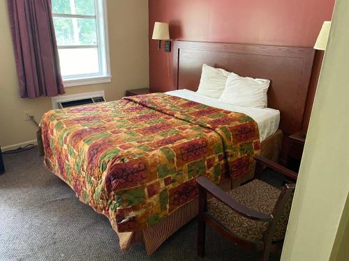 Un pat sau paturi într-o cameră la Budget Inn