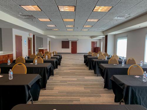 a conference room with tables and chairs and a room with at Holiday Inn Express & Suites Lexington Downtown Area-Keeneland by IHG in Lexington
