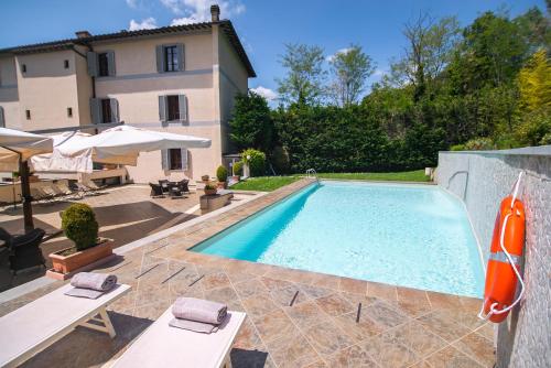 una piscina di fronte a una casa di Hotel La Colonna a Siena