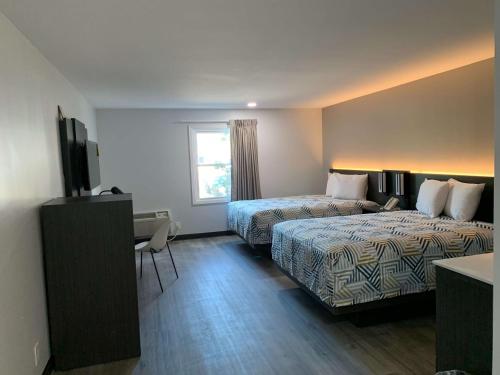 ein Hotelzimmer mit 2 Betten und einem TV in der Unterkunft Motel 6 Rockford, Il in Rockford