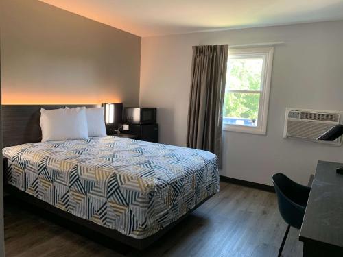 a hotel room with a bed and a window at Motel 6 Rockford, Il in Rockford