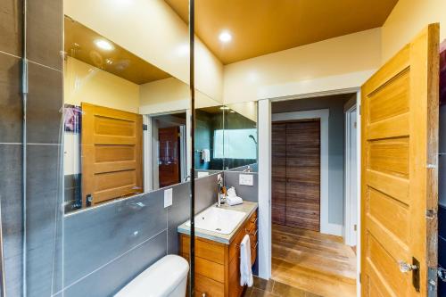 uma casa de banho com um lavatório e um espelho em Tacoma's Sweet Suite em Tacoma