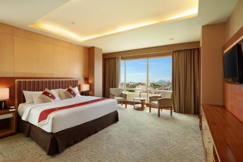 Кровать или кровати в номере Swiss-Belhotel Maleosan Manado