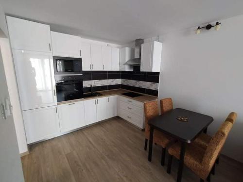 A kitchen or kitchenette at Napsugár Apartman Ezüstpart