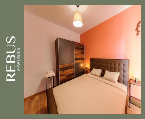 Ένα ή περισσότερα κρεβάτια σε δωμάτιο στο Rebus Apartments