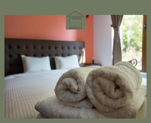 Ένα ή περισσότερα κρεβάτια σε δωμάτιο στο Rebus Apartments