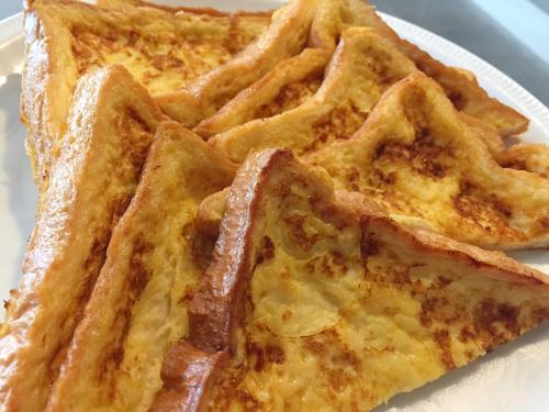 une assiette blanche avec des gaufres et des frites dessus dans l'établissement Interchange Tower Serviced Apartment - SHA Extra Plus, à Bangkok