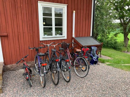 a group of bikes parked next to a building at Rinkeby Gård in Jönåker