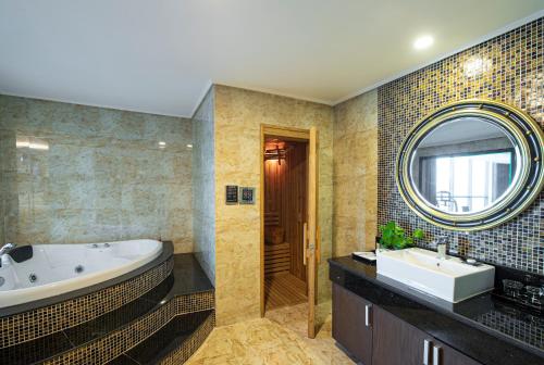 Phòng tắm tại Muong Thanh Grand Da Nang Hotel