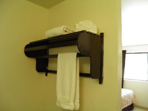 Tempat tidur dalam kamar di #36 Bungalow Seaside Hotel & Victors RV Park