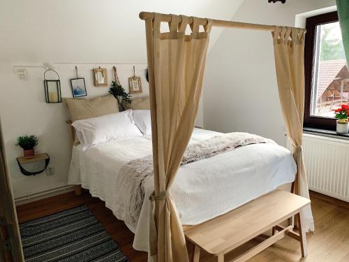 een slaapkamer met een hemelbed bij Nordic Chalet in Sinaia
