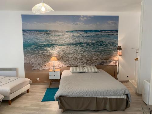 - une chambre avec une fresque murale représentant l'océan dans l'établissement L'Appartement de la Maison du Théatre Saint Bonnet, à Bourges