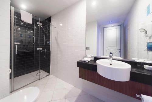 Phòng tắm tại Holiday Inn Express Istanbul-Altunizade, an IHG Hotel