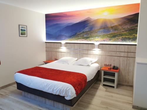 Säng eller sängar i ett rum på Hotel Au Parc des Cigognes
