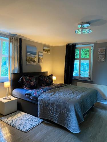 ein Schlafzimmer mit einem großen Bett und einem Fenster in der Unterkunft Gästehaus Kamminke in Kamminke