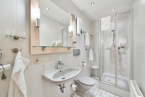 クックスハーフェンにあるHaus Seemuschel _ Fewo 6のバスルーム(洗面台、トイレ、シャワー付)