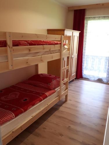 Двухъярусная кровать или двухъярусные кровати в номере Ferienhaus Brenner