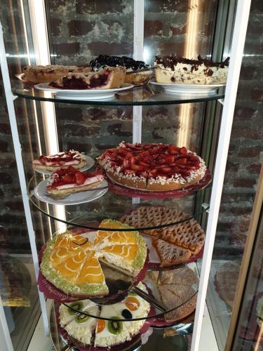 een vitrine gevuld met veel verschillende soorten taarten bij Hotel Crasborn Thorn in Thorn