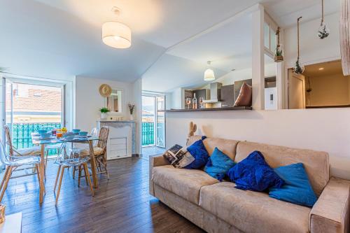 un salon avec un canapé et une table dans l'établissement Maison Bianchi - Saint Siagre, à Nice