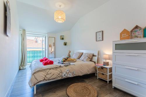 une chambre avec un lit et une grande fenêtre dans l'établissement Maison Bianchi - Saint Siagre, à Nice