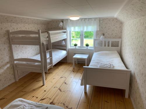 מיטה או מיטות קומותיים בחדר ב-Rinkeby Gård