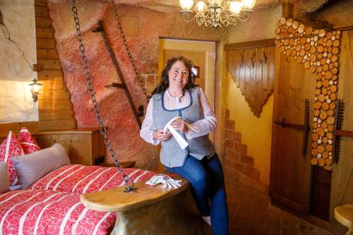 kobieta siedząca na huśtawce w sypialni w obiekcie Pension Haus Sanz w Wiedniu