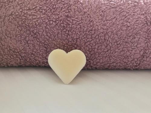 un corazón blanco clavado a una manta púrpura en Shepherds Rest en Kegworth