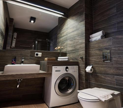 a bathroom with a washing machine and a sink at VIP Apartamenty Stara Polana 2 in Zakopane