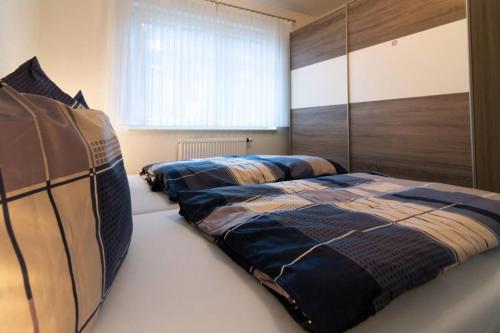 ドルヌマージールにあるFerienwohnung Endlich Urlaubのベッドルーム1室(ベッド2台、大きな窓付)