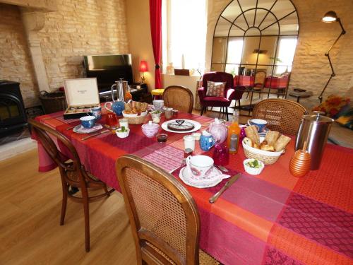 - une table avec de la nourriture et un ordinateur portable dans l'établissement Le Clos De Quintaine Chambres d'Hôtes, à Clessé