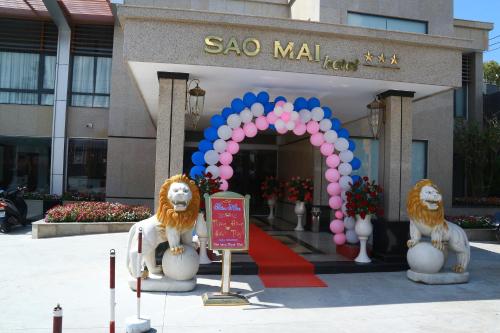a saho mall with two lion statues in front of a building at KHÁCH SẠN SAO MAI in Cao Lãnh