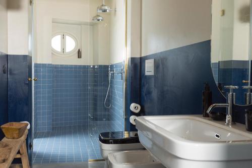 een badkamer met een bad, een toilet en een wastafel bij Palazzo Colombo in Gallipoli
