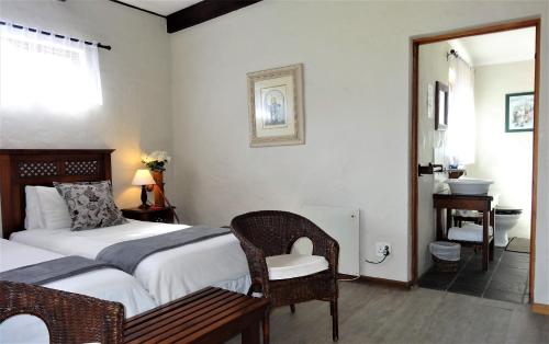 um quarto de hotel com uma cama e uma casa de banho em Be My Guest Lodge em Bloubergstrand