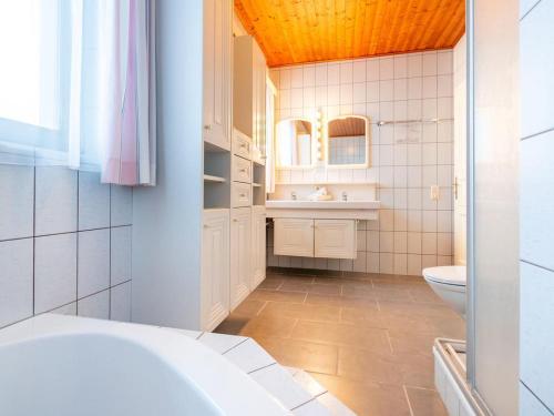 łazienka z toaletą i umywalką w obiekcie Appartements Maurer w mieście Flachau