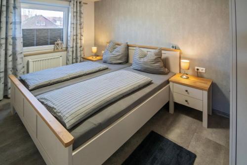 מיטה או מיטות בחדר ב-Ferienwohnung Ostfriesentraum