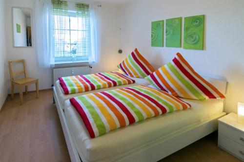 ドルヌマージールにあるFerienwohnung Fresenaのカラフルな枕付きのソファが備わる客室です。