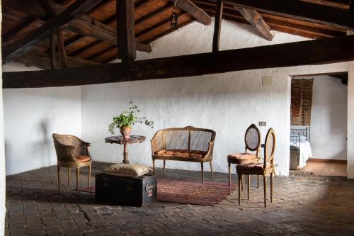 a room with three chairs and a table at Il Castello di San Michele in San Michele in Teverina