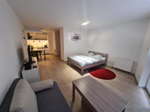 een woonkamer met een bank en een tafel bij Wielicka Apartment in Krakau