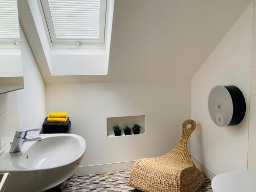 a bathroom with a sink and a skylight at Ferienwohnung Munchen in Vaterstetten