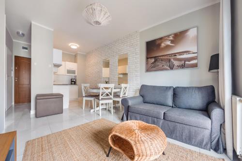 un soggiorno con divano e tavolo di Apartamenty Sun & Snow Promenada I a Świnoujście